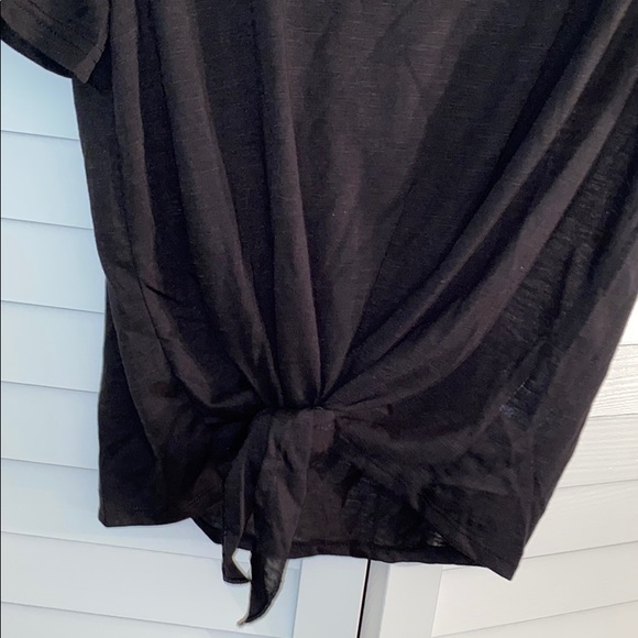 Cold shoulder top 🥶 - Picture 2 of 6